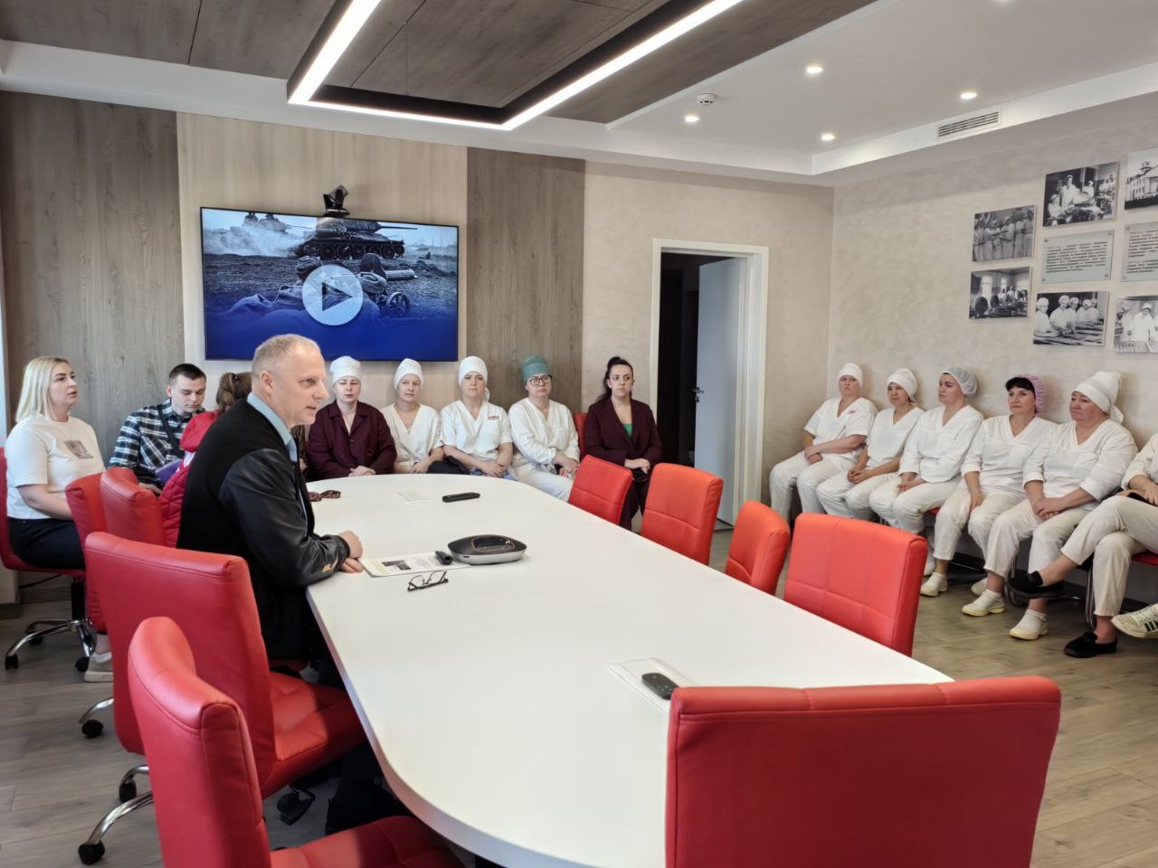 Священная дата, наполняющая сердца особыми чувствами: Единый день информирования, посвященный 80-й годовщине Великой Победы, прошел в ОАО «Красный пищевик».