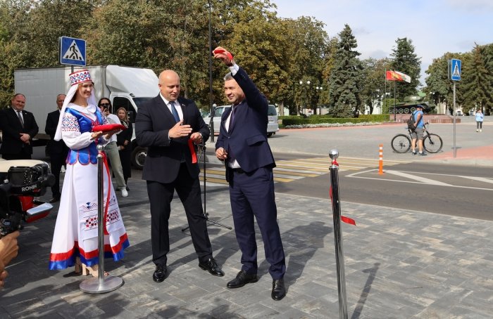 Арт-объект "Яблоню" вырастила в Бобруйске фабрика "Красный пищевик"